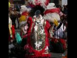 [Cliquez pour agrandir : 170 Kio] Mexico - La basilique Notre-Dame-de-Guadalupe : chants et danses traditionnels de pélerins.