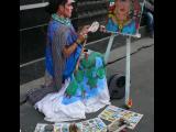 [Cliquez pour agrandir : 165 Kio] Mexico - Personne déguisée en Frida Kahlo devant le musée des beaux-arts.