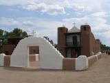 [Cliquez pour agrandir : 59 Kio] Taos Pueblo - The church of San Geronimo: general view.