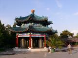 [Cliquez pour agrandir : 85 Kio] Pékin - Le parc Zhongshan : pavillon et corridor.