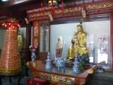 [Cliquez pour agrandir : 118 Kio] Shanghai - Le temple de Chenghuang : un des autels.