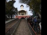 [Cliquez pour agrandir : 121 Kio] Pékin - Le parc Beihai : le temple de la paix éternelle : la montée à la pagode blanche.