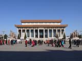[Cliquez pour agrandir : 69 Kio] Pékin - La place Tian'anmen : le mausolée de Mao Zedong : face Sud.