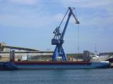 [Cliquez pour agrandir : 53 Kio] Bayonne - Bateau industriel et grue dans le port.