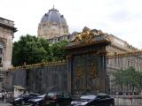 [Cliquez pour agrandir : 110 Kio] Paris - Le Palais de Justice : la grille.