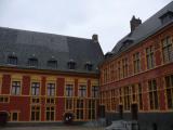[Cliquez pour agrandir : 83 Kio] Lille - L'hospice comtesse : bâtiment vu de la cour intérieure.