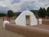 [Cliquez pour agrandir : 56 Kio] Taos Pueblo - The church of San Geronimo: the patio wall.