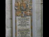 [Cliquez pour agrandir : 100 Kio] Noyon - La cathédrale : monument aux morts.