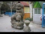 [Cliquez pour agrandir : 107 Kio] Shanghai - Le parc Fuxing : statue de lion.
