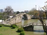 [Cliquez pour agrandir : 109 Kio] Suzhou - Panmen : pont devant la porte Weng.
