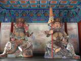 [Cliquez pour agrandir : 118 Kio] Pékin - Le parc Beihai : la salle du roi céleste : statues des rois de l'Ouest et du Nord.