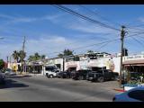 [Cliquez pour agrandir : 120 Kio] Cabo San Lucas - Une rue bordée de magasins.