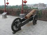[Cliquez pour agrandir : 102 Kio] Nankin - La porte de Chine : canon sur les remparts.