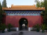 [Cliquez pour agrandir : 98 Kio] Pékin - Le parc Zhongshan : porte.