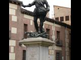 [Cliquez pour agrandir : 101 Kio] Madrid - La Plaza de la Vila : la statue de Don Alvaro de Bazan.