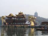 [Cliquez pour agrandir : 76 Kio] Hangzhou - Bateau devant la pagode Leifeng.