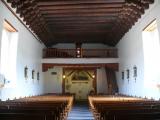 [Cliquez pour agrandir : 72 Kio] Ranchos de Taos - San Francisco de Asís church: the entrance and the tribune.