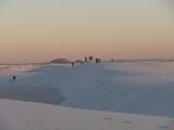 [Cliquez pour agrandir : 29 Kio] White Sands - People on dunes at sunset.