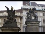 [Cliquez pour agrandir : 48 Kio] Prague - Le château : la première cour : l'Aigle et le Lion, symboles de l'Empire Austro-Hongrois et de la République Tchèque.