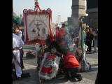 [Cliquez pour agrandir : 145 Kio] Mexico - La basilique Notre-Dame-de-Guadalupe : chants et danses traditionnels de pélerins.