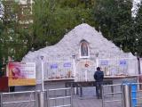 [Cliquez pour agrandir : 198 Kio] Delhi - La cathédrale du Sacré-Cœur : grotte de Lourdes.