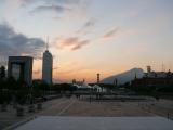 [Cliquez pour agrandir : 50 Kio] Monterrey - La Plaza Hidalgo : vue générale au coucher du Soleil.
