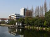[Cliquez pour agrandir : 92 Kio] Shanghai - L'Université Normale de la Chine de l'Est : le campus de Putuo : la rivière.