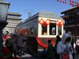[Cliquez pour agrandir : 94 Kio] Pékin - La rue Qianmen et son tramway.