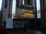 [Cliquez pour agrandir : 91 Kio] Cologne - La cathédrale : reliquaire près de l'autel.