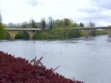 [Cliquez pour agrandir : 76 Kio] Limeuil - Le double pont sur la Dordogne et la Vézère.
