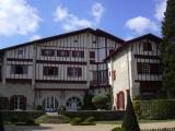 [Cliquez pour agrandir : 95 Kio] Cambo-les-Bains - La villa Arnaga : la façade.