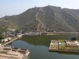 [Cliquez pour agrandir : 119 Kio] Jaipur - Le fort d'Amber : le lac et ses jardins.