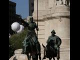 [Cliquez pour agrandir : 90 Kio] Madrid - La Plaza de España : le monument à Miguel de Cervantes : statues de Don Quichotte et Sancho Panza.