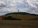 [Cliquez pour agrandir : 55 Kio] Colombey-les-deux-Églises - La colline du mémorial et la croix de Lorraine.