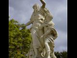 [Cliquez pour agrandir : 79 Kio] Versailles - Une des statues des jardins.