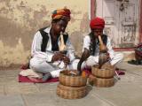 [Cliquez pour agrandir : 158 Kio] Jaipur - Montreurs de cobras dans la rue.