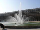 [Cliquez pour agrandir : 79 Kio] Paris - Le Palais Royal : fontaine.