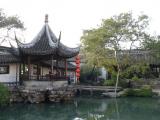 [Cliquez pour agrandir : 107 Kio] Suzhou - Le jardin du maître des filets : l'étang et le pavillon de réception.