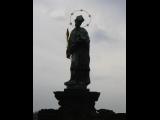 [Cliquez pour agrandir : 18 Kio] Prague - Le pont Charles : statue de Saint Jean de Comusen.