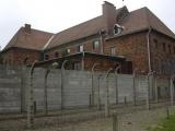 [Cliquez pour agrandir : 78 Kio] Auschwitz - Intérieur du camp de concentration.