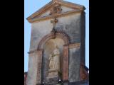 [Cliquez pour agrandir : 90 Kio] La Bastide-Clairence - L'église Notre-Dame-de-l'Assomption : la façade : statue.