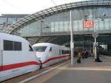 [Cliquez pour agrandir : 93 Kio] Berlin - ICE dans la gare Hauptbahnhof.