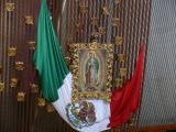 [Cliquez pour agrandir : 139 Kio] Monterrey - La basilique Notre-Dame-de-Guadalupe : l'église nouvelle : tableau représentant la Vierge Marie et drapeau mexicain.