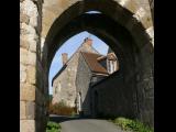 [Cliquez pour agrandir : 111 Kio] Yèvre-le-Châtel - Porte fortifiée.