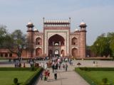 [Cliquez pour agrandir : 127 Kio] Agra - Le Taj Mahal : la porte principale.