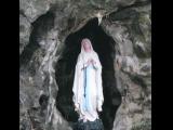 [Cliquez pour agrandir : 99 Kio] Villeneuve-d'Ascq - L'école Saint-Adrien : la grotte de Lourdes : statue de la Vierge.