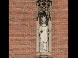 [Cliquez pour agrandir : 138 Kio] San Francisco - Saint Patrick's church: the front: statue of Saint Patrick.