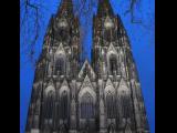 [Cliquez pour agrandir : 115 Kio] Cologne - La cathédrale : façade, de nuit.
