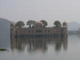[Cliquez pour agrandir : 60 Kio] Jaipur - Le palais de l'eau (Jal Mahal) sur le lac Man Sagar.