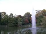 [Cliquez pour agrandir : 80 Kio] Madrid - Le parc du Retiro : bassin et jet d'eau.